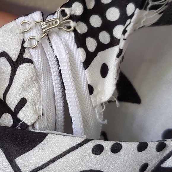 Banana Republic (Medium Black and White Top) - Picture 7 of 8